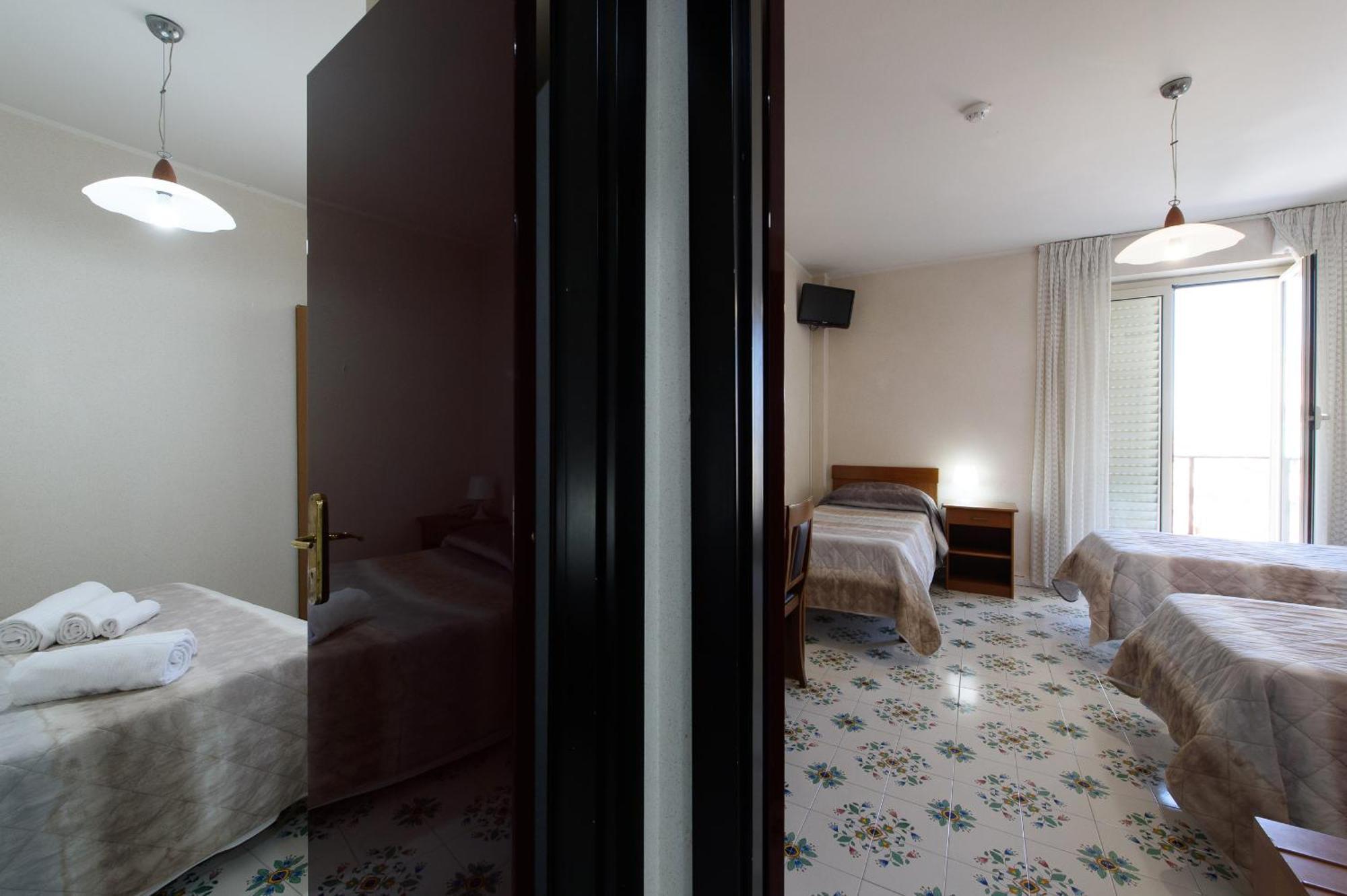 Hotel Casa Tra Noi Roma Esterno foto